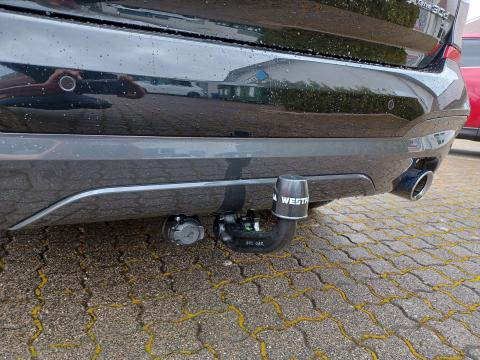 BMW Anhängerkupplung mit schwenkbarem Kugelkopf