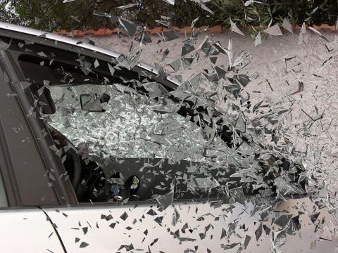 Unfallinstandsetzung Glasschaden Auto Till München zerspringendes Glas vom Auto