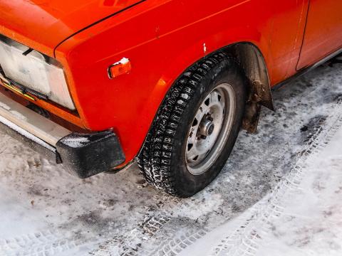 Winterreifen kaufen München Auto Till Schnee roter Golf